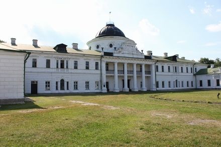 Томенко знову вишукує дива: прогулянка палацами Чернігівщини
