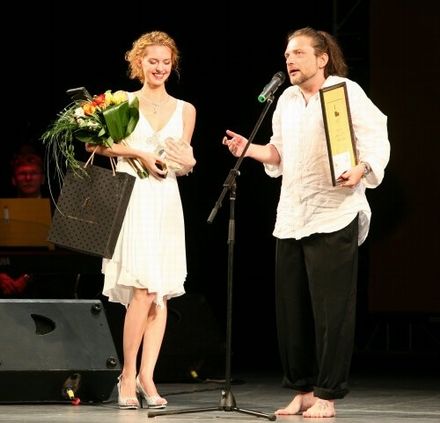 Актриса Лянка Гриу та володар Гран-прі фестивалю Андрй Кавун, який вийшов на сцену босоніж за призом, пояснюючи це тим, що таким чином ініціює нову традицію 