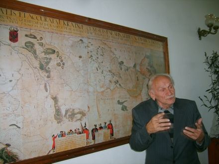 Борис Возницький біля найстарішої мапи в Україні
