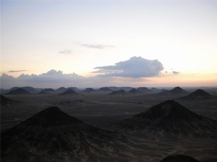 Чорна пустеля з вершини гори. 5 хвилин після заходу Сонця...