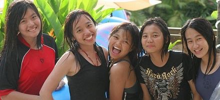Малайські дівчата в аквапарку “Сабвей Резорт” неподалік від столиці Куала-Лумпур