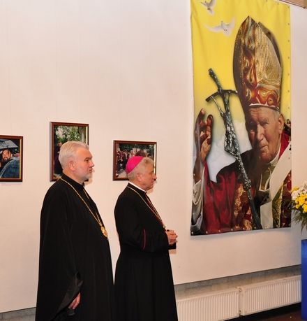 Життя Івана Павла ІІ у картинах і речах представили в Києві